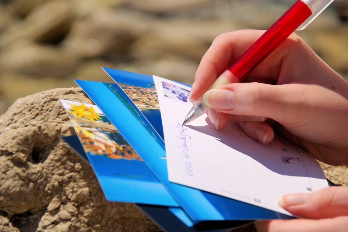 Partager ses souvenirs autrement : quand la carte postale revient à la mode