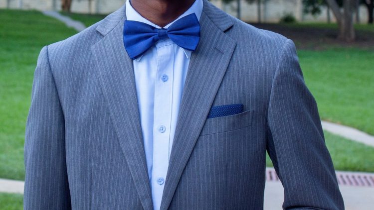 Pour un mariage, offrez un noeud papillon en bois !