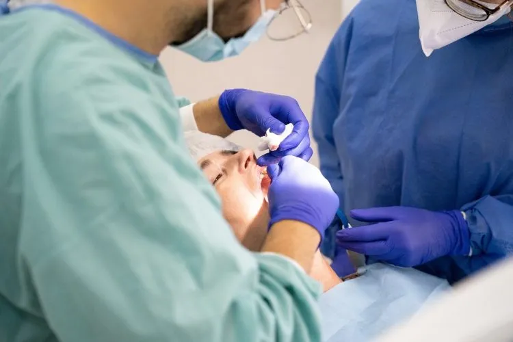 Les implants dentaires: tout ce que vous devez savoir