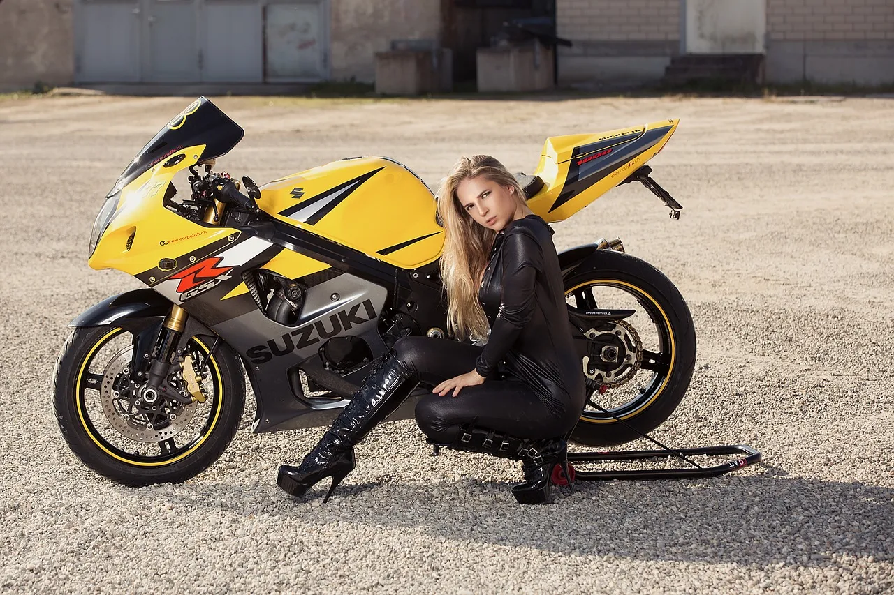 Femmes et moto : combien coûte réellement un permis moto ?