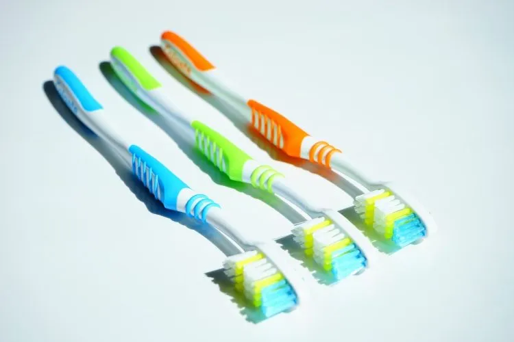 Comment choisir entre une brosse à dents électrique ou manuelle?