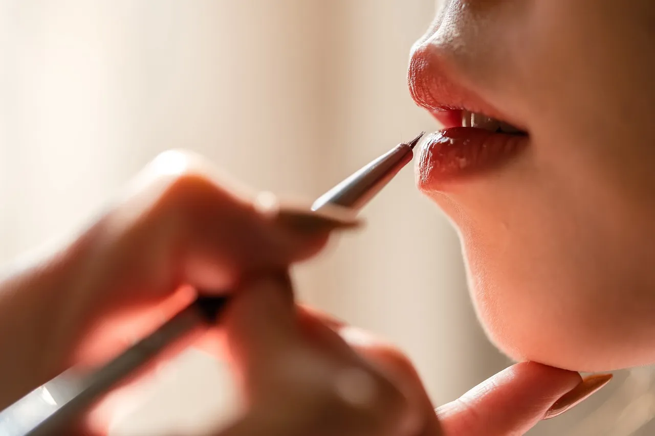 Lèvres charnues : comment les valoriser avec le bon maquillage ?