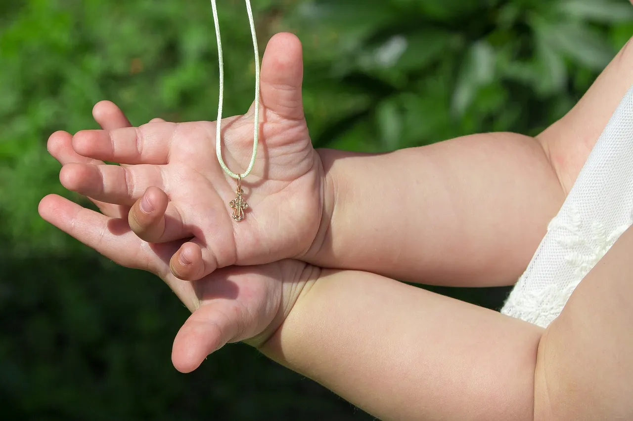 Les bijoux pour un baptême, bien plus que de simples accessoires