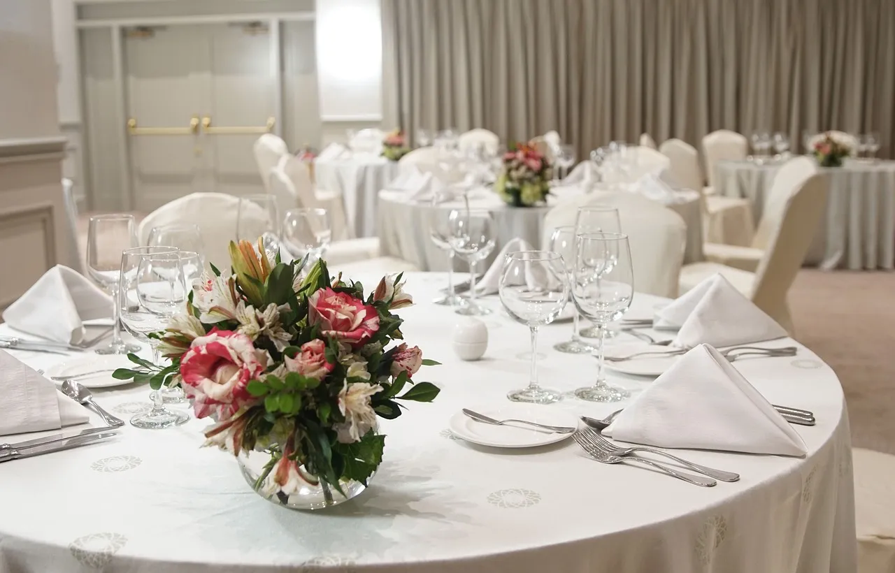 Vaisselle jetable pour mariage : tendances et conseils de sélection