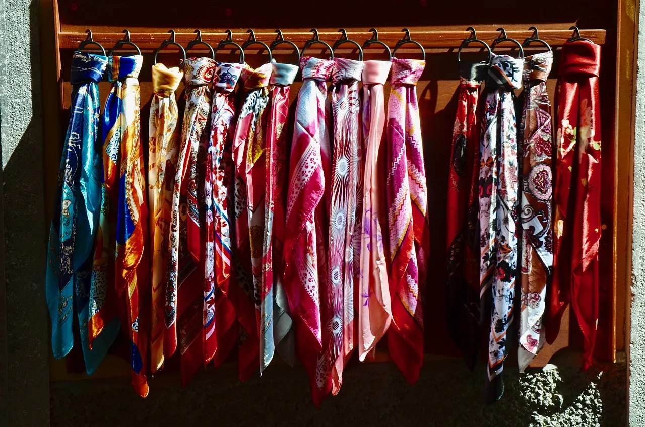 Le port du foulard chez les stars : un accessoire de mode indémodable