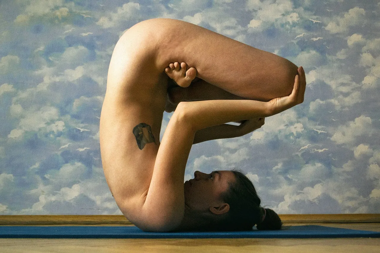 La liberté du Yoga Nue : une nouvelle approche de sérénité pour les femmes