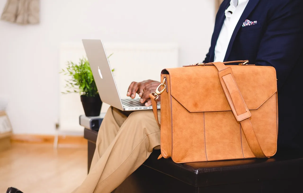 Choisir le meilleur sac ordinateur femme pour transporter son PC avec style