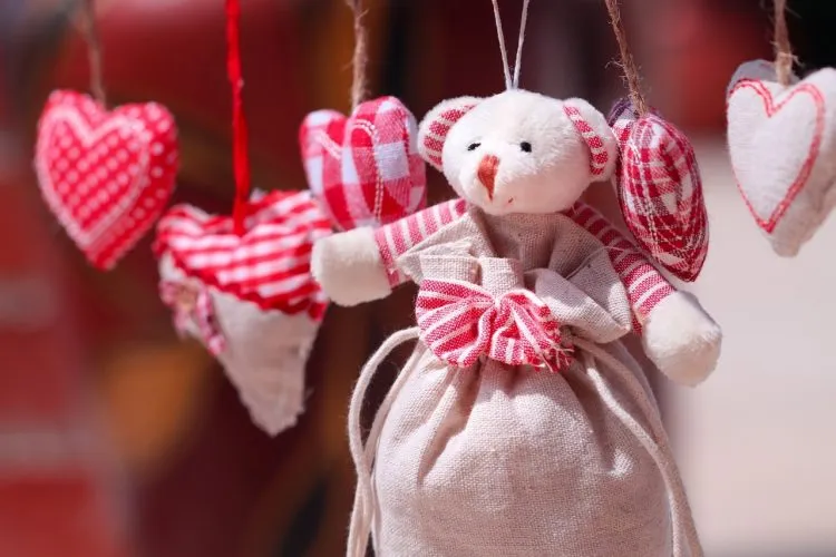 Chouchoutez la nouvelle maman avec 10 idées de cadeaux pour la Saint-Valentin