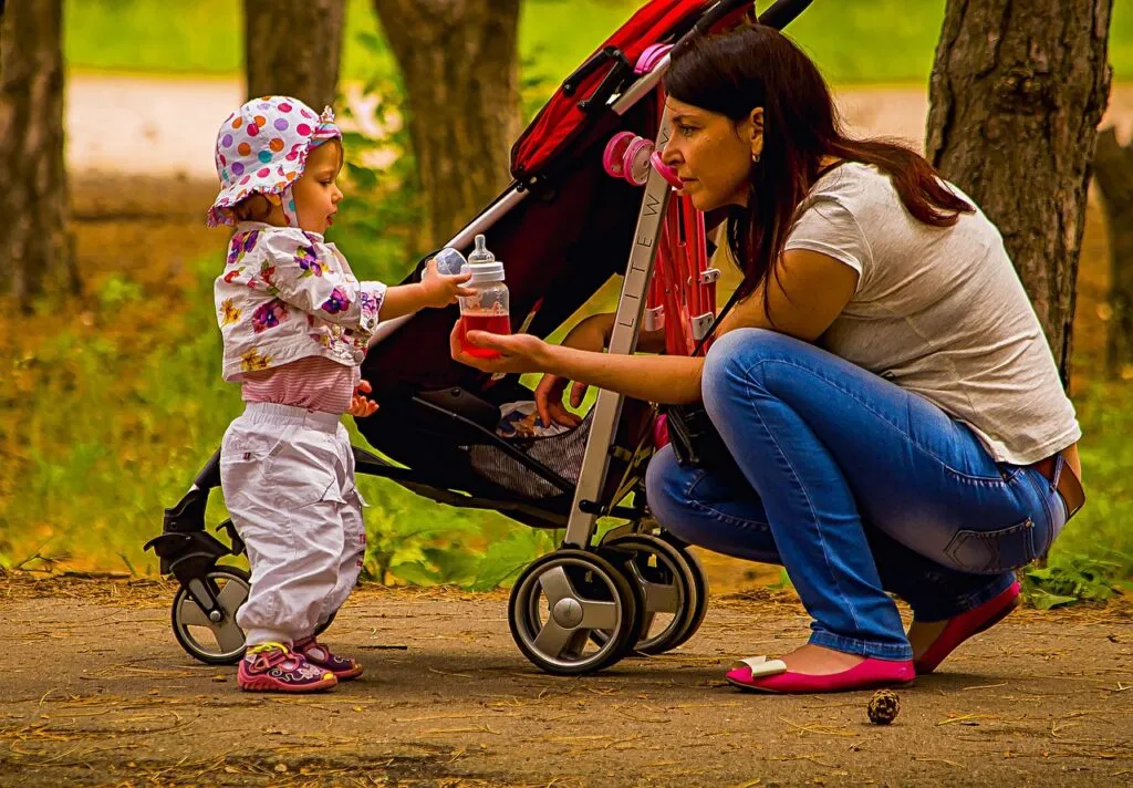 Alimentation saine en déplacement : conseils pour les sorties avec bébé