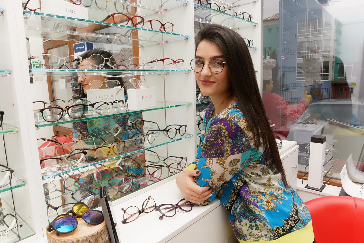 Lyon : les secrets des opticiens pour sublimer le regard féminin avec des lentilles