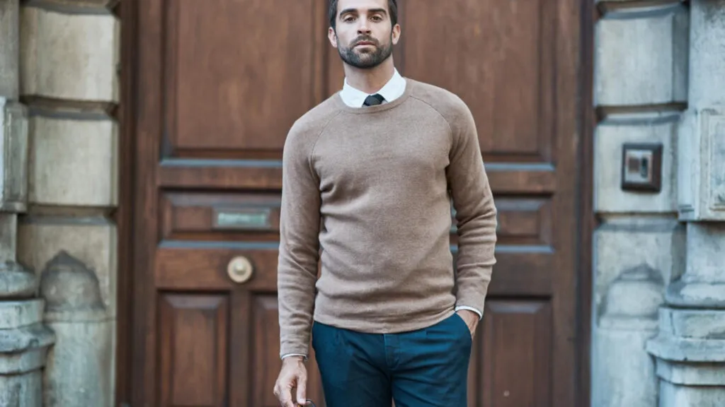Comment associer chemises et pulls pour un style masculin impeccable cet automne/hiver