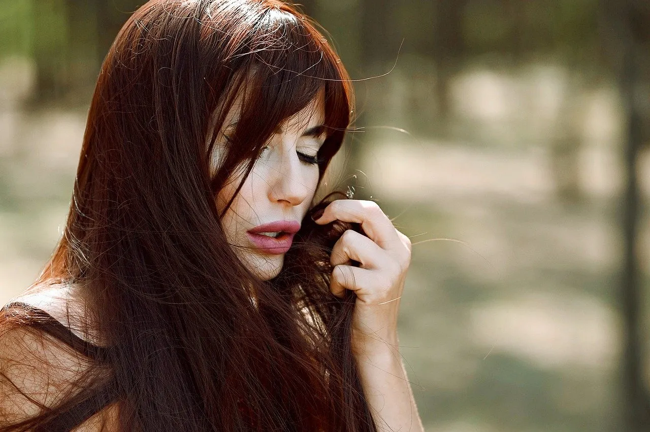 Comprendre les causes et solutions à la perte de cheveux : guide complet pour préserver sa chevelure