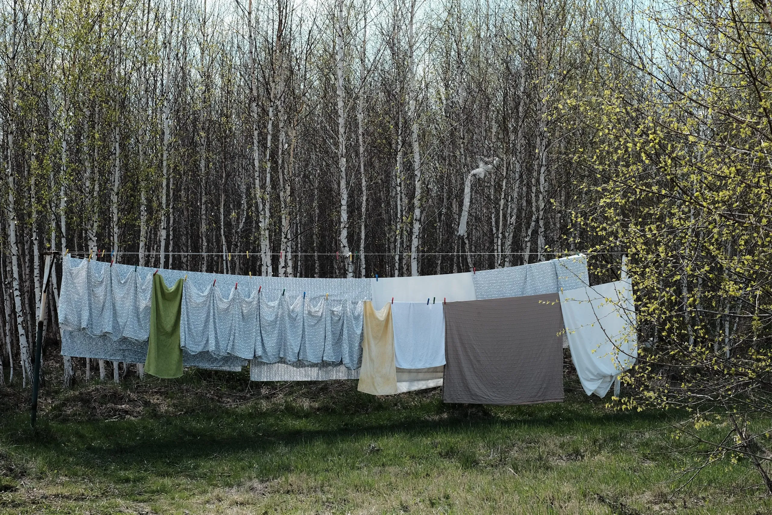 Comment faire la lessive : j’ai recommencé à faire sécher mes vêtements sur la corde à linge.