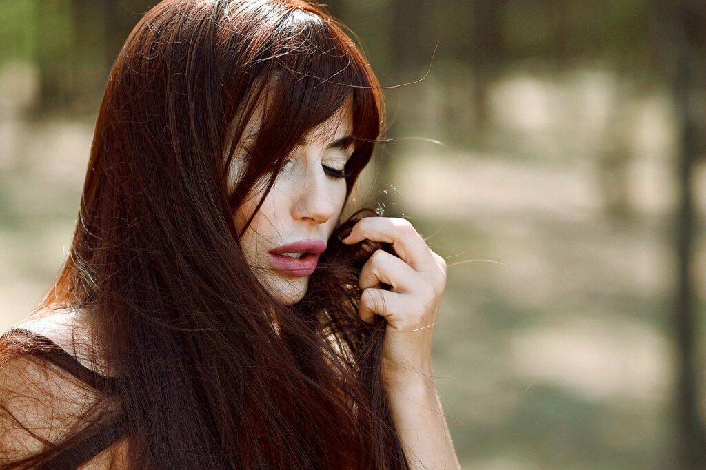 Comprendre les causes et solutions à la perte de cheveux : guide complet pour préserver sa chevelure