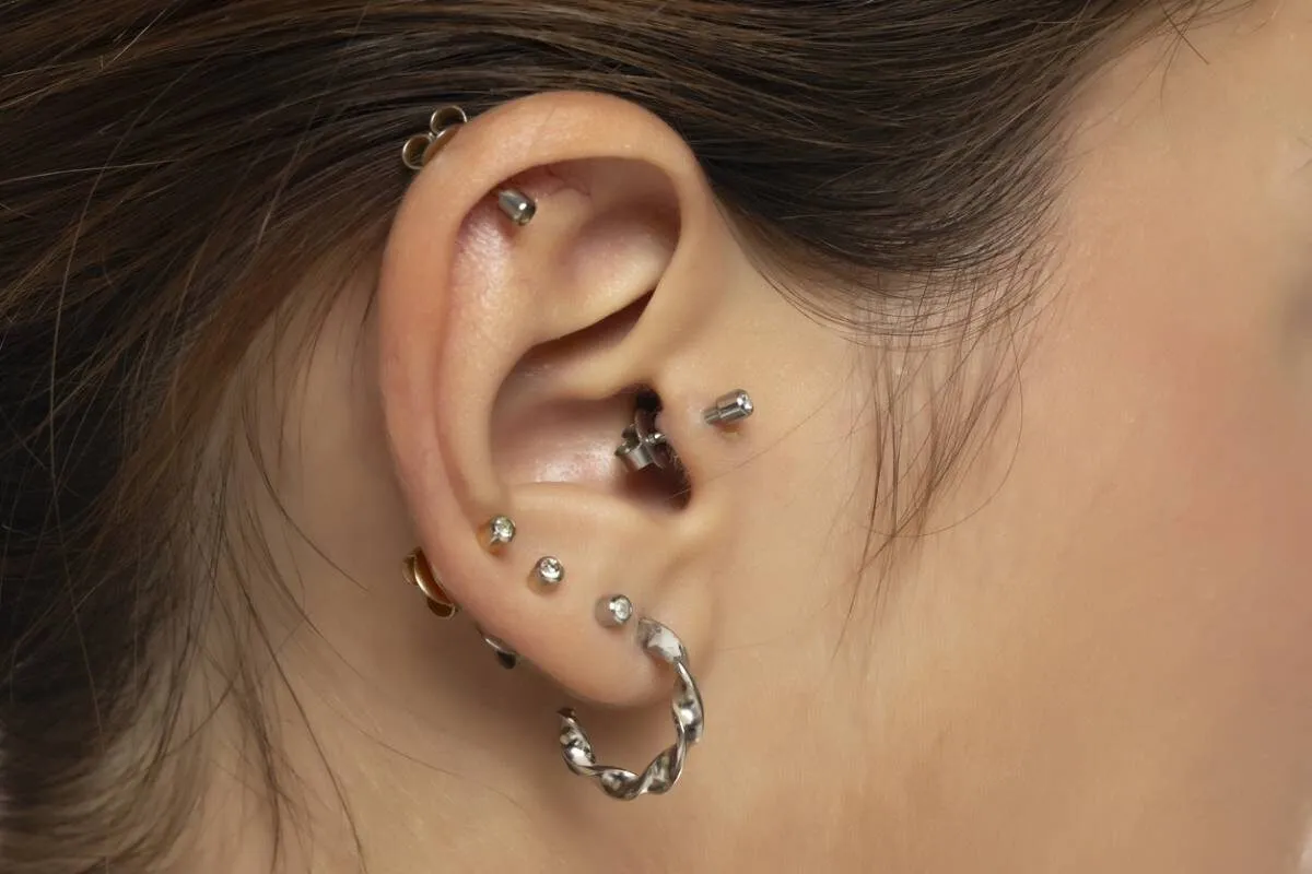 Tout savoir sur les piercings d’oreille : styles, bijoux adaptés et entretien