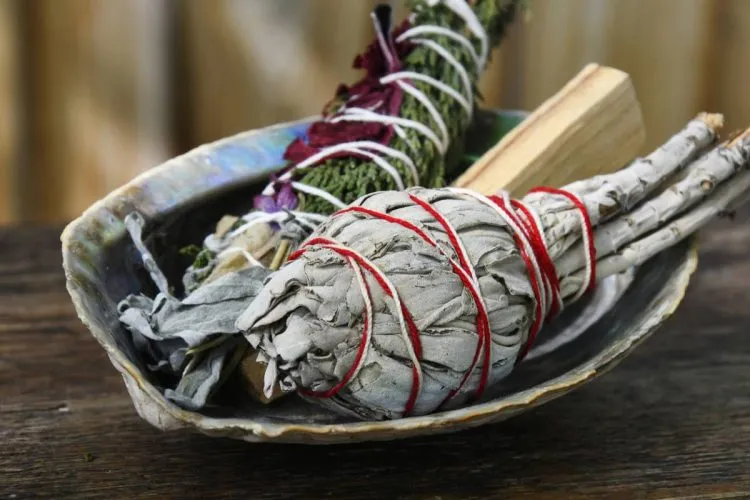 Comment faire un rituel de purification à la sauge ?