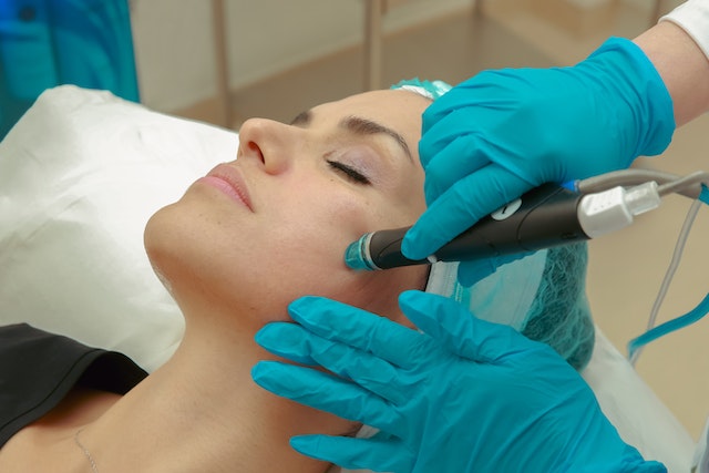Qui peut pratiquer un Microneedling ?