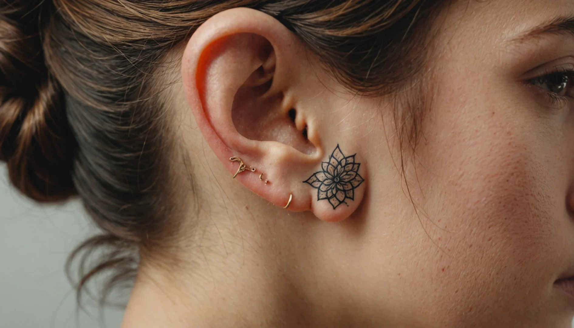 Tatouage derrière l’oreille : un symbole féminin au message discret et personnel